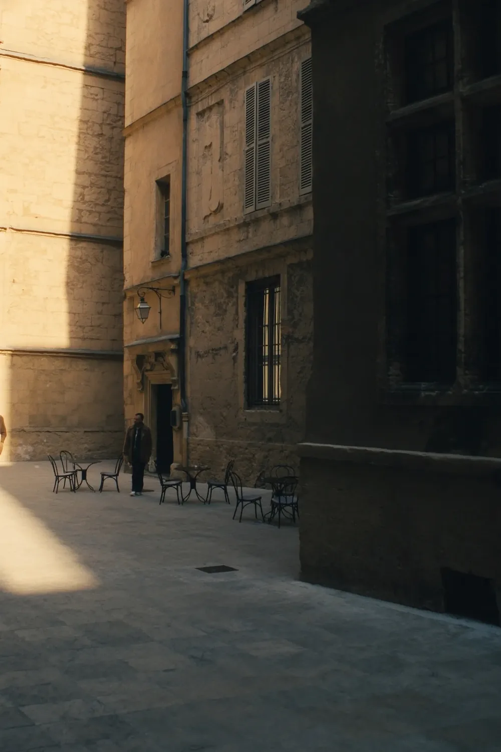 La cour, seize couverts de mai à septembre.