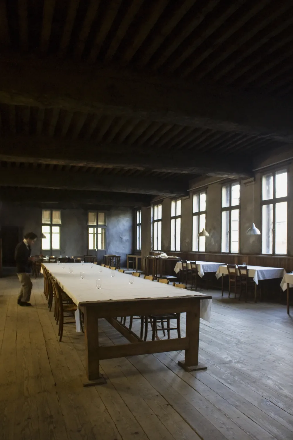 La salle dressée en une seule longue table pour une privatisation.