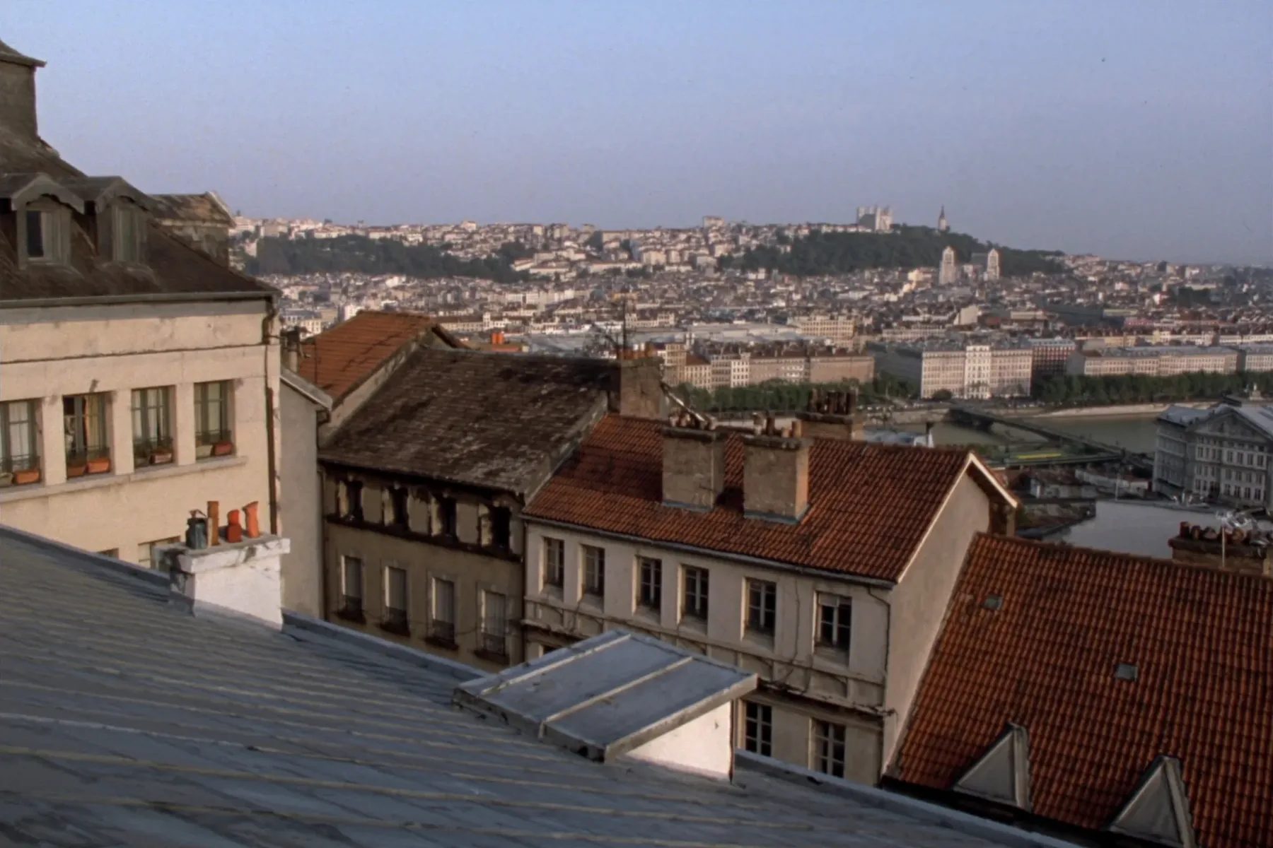 Depuis Le Toit : Lyon en contrebas, la Saône et le Rhône.