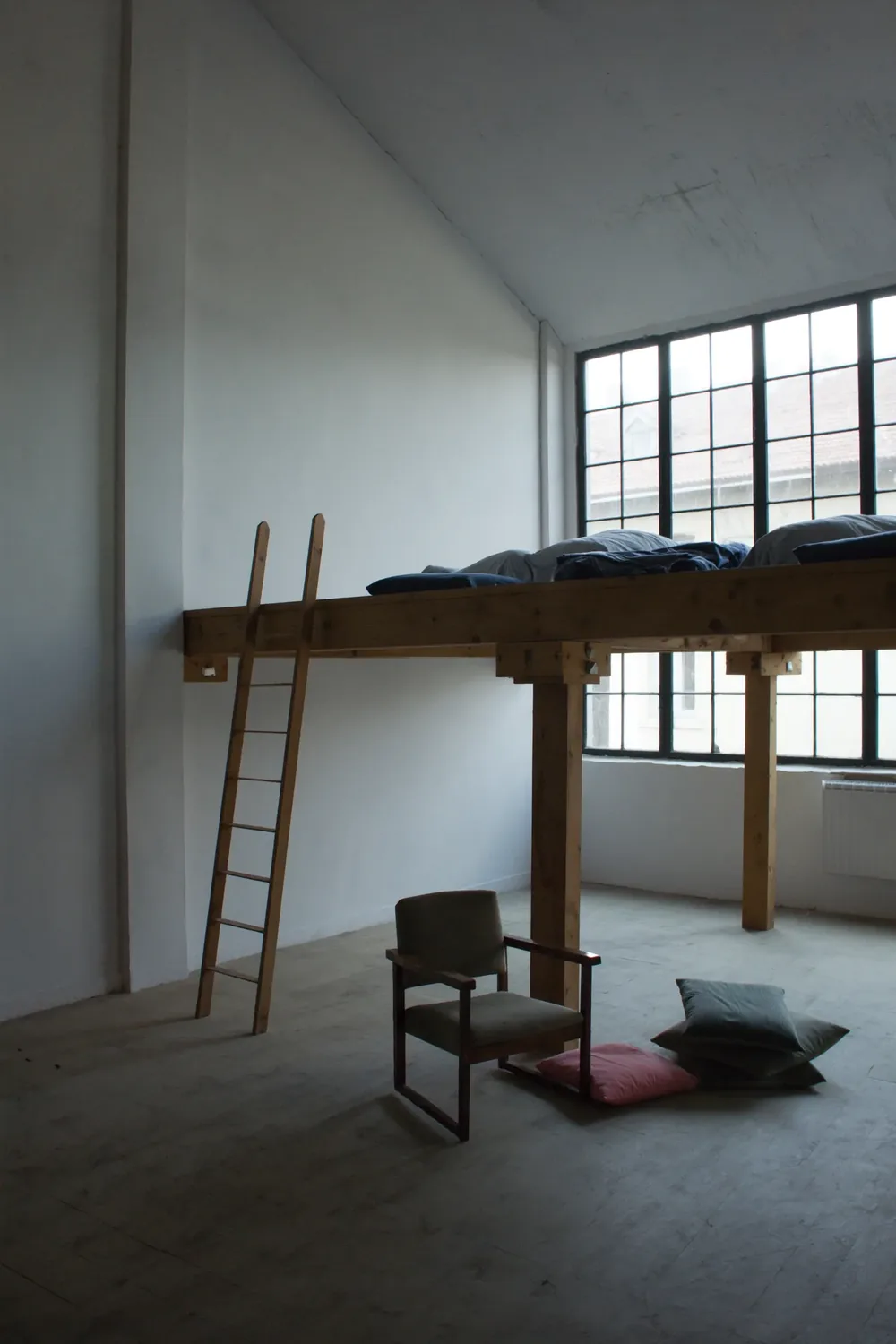 Un Atelier : double hauteur, la rangée de fenêtres d'origine.
