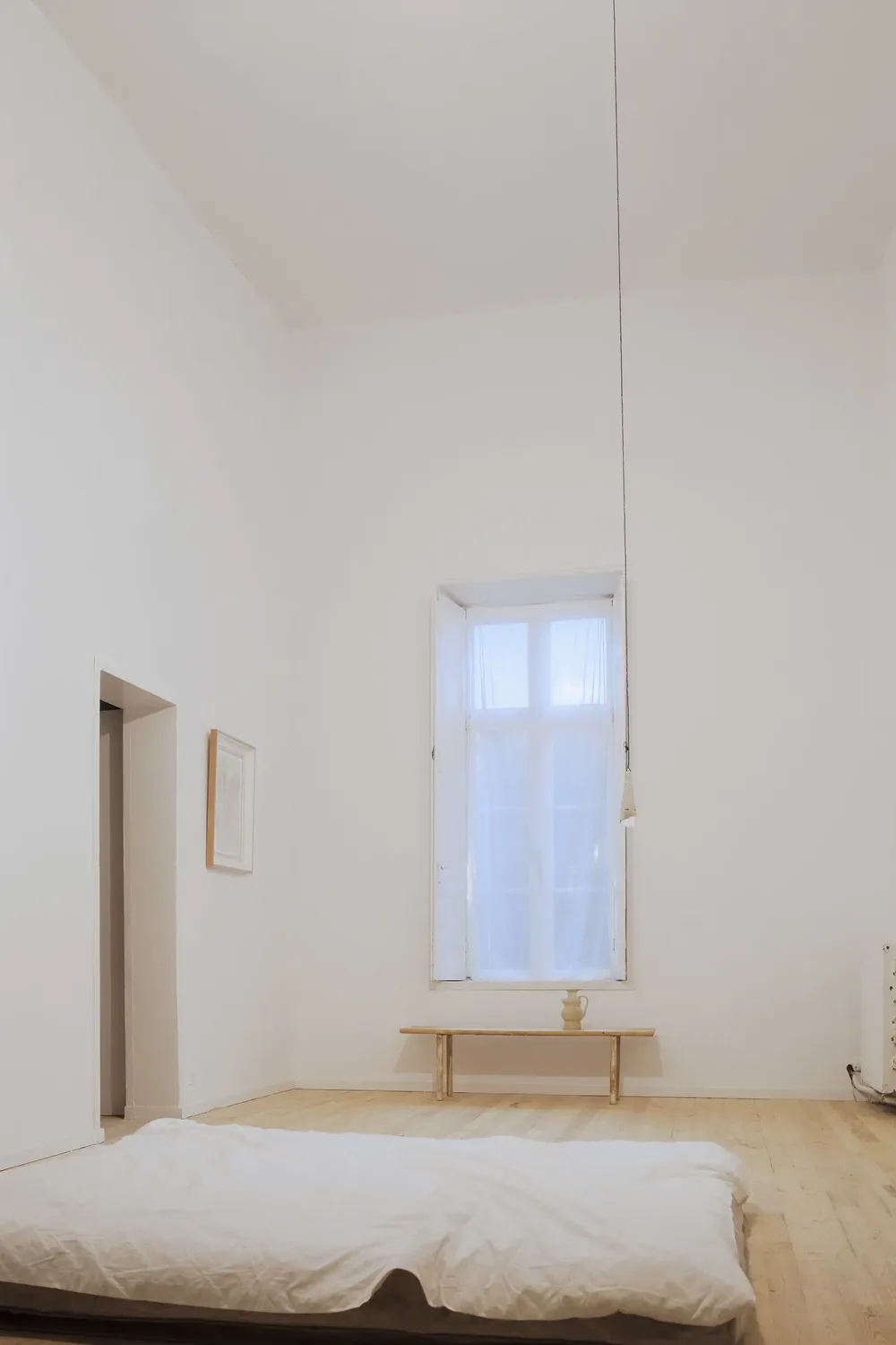 Une chambre Trame : quatre mètres sous plafond, volets intérieurs.